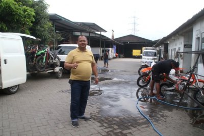 H. Rokhmawan Big Bos Rizqy Motor Boss Mild MX-GTX Team, Pasuruan. Memastikan awak tim tetap bisa survive selama jadwal balap yang masih mengambang.