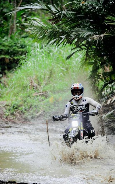 Mevans Sanggramawijaya - Onesixeight Racing Team. Aktivitas adventure menjadi sesi pemanasan, jelang training skill di Onesixeight Motocross Circuit, Pemalang. 