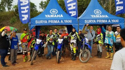 PT. Surya Timur Sakti Jatim Kalselteng. Bersama komunitas adventure &amp; crosser nasional, menggelar test ride di sirkuit motocross. 