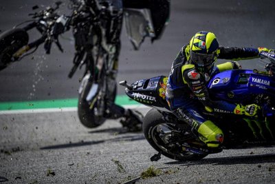 terjadi crash antara Franco Morbidelli dan Johann Zarco sebelum tikungan ketiga.