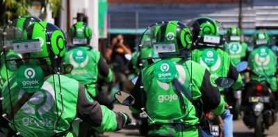 Human sheild Go Ride. Pembatas dari plasi untuk penumpang gojek anti corona.