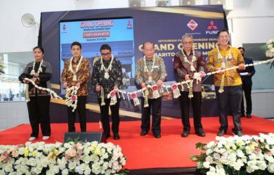 Jajaran Management dari PT. KTB dan PT. Barito bersama-sama meresmikan pembukaan dealer di Banjarmasin dengan melakukan pemotongan pita. Menandai telah beroperasinya, aktifitas dealer 3S. 