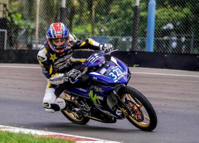 Mevans Sanggramawijaya rider Onesixeight Racing Team. Bijak menyiasati wabah Covid 19 untuk mempertahankan kepiawaian skill balap.