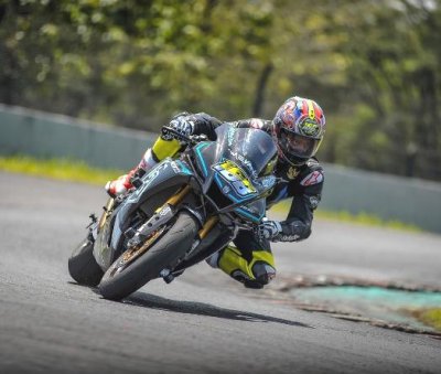 Mevans Sanggramawijaya. Private training dengan Yamaha R1M,  indikasi kuat event supersport akan aktif diikuti Onesixeight Racing Team. 