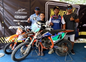 Rizky Motor Boss Mild RMS Bold RMS GoPro PMS Bold MX Team, Pasuruan, Jatim. H. Rokhmawan bersama pembalap motocross belia potensial M. Zidane &amp; Desmont Jonathan.