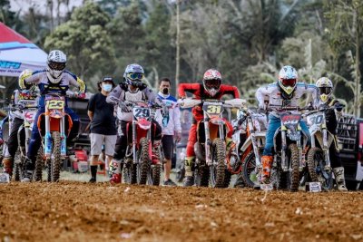 Aksi &amp; Style Dodik Tora. Memakai nomer start 29, saat di kesempatan berlaga di kelas Komunitas Motocross Indonesia.