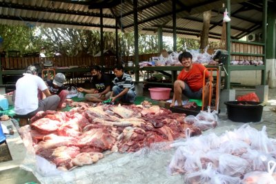 Dikco Manager Rizqy Motor Boss Mild, Pasuruan. Ikut sibuk membantu mengemas daging qurban yang akan didistribusikan ke masyarakat yang berhak menerimanya.