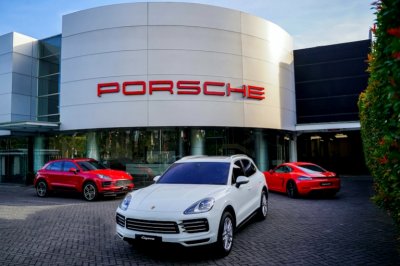 Porsche Cars &amp; Coffee, Surabaya. Mengenalkan performa menyeluruh tiga line up Porsche, yaitu Macan, Cayenne dan Cayman GTS. 