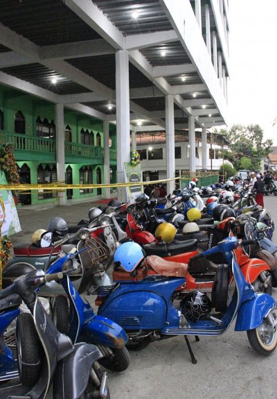 Pondok Pesantren Al Khoziny, Buduran, Dipadati Oleh Ratusan Skuteris &amp; Membawa Misi Sosial