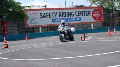 Tingkatkan Kemampuan dan Ketrampilan, Tim RAJAWALI Polrestabes Surabaya Latihan #Cari_Aman Berkendara di MPM Safety Riding Course