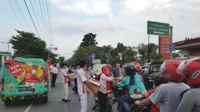 Dealer Honda Aries Putra, Nganjuk. Saat berbagi takjil di depan terminal baru Nganjuk &amp; telah menjadi tradisi tahunan keluarga besar Honda Aries Putra.