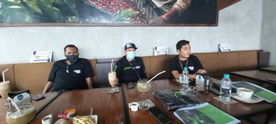 Eko Yuliadi After Sales Manager, Christian Sales Manager &amp; Jefry Chandra GM Kawasaki PT. Surapita Unitrans, Surabaya. Menyapa rekan media usai pandemi &amp; mengurai pertanyaan satu persatu dari rekan media.