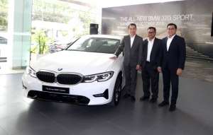 Bayu Riyanto Vice President Sales BMW Indonesia PT Astra International Tbk – BMW Sales Operation,  Fredy Handjaja Chief Executive Officer PT Astra International Tbk – BMW Sales Operation, Yopy Antonio Branch Manager Surabaya, PT Astra International Tbk – BMW Sales Operation. Saat mengenalkan The All New BMW 320i Sport di media &amp; loyalis BMW. 