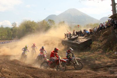 ‎Kejurnas Piala Panglima TNI Motocross 2025 Seri 7 &amp; Grand Final Kejurnas Grasstrack 2025, Sirkuit Putra Airlangga Rizqy Motor Sport : SANGAR, INI AKSI PASMAR 2, PACU PEMERATAAN OLAHRAGA PRESTASI &amp; BERGENGSI !