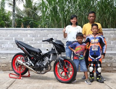 Fernando rider Sumber Telur Racing Team, Tulungagung. Agresif mengkader buah hati ke jenjang profesional kelas ECU Standar 150 cc.