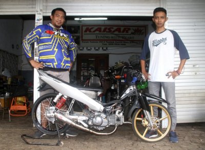 Rinto Januar owner Demokrat Jaya Racing Team &amp; Petek Kaisar Motor, Sidoarjo. Tampil berusaha merubah pola pikir penggemar drag bike kelas sleep engine, untuk bergulir ke jalur prestasi.