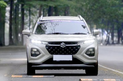 SUZUKI FRONX TERLARIS, PENGUNJUNG GIIAS COBA MOBIL TERBARU JAWAB RASA PENASARAN