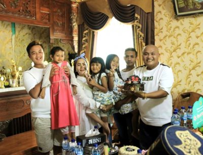 Keluarga H. David Suryapratama AMRF Group, Ponorogo. Saat selebrasi meniup lilin kue ulang tahun Bunda Yuni, yang setia mendukung hobi suami. 