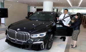 Yopy Antonio &amp; tim sales. Perkenalkan New BMW Seri 7 diklaim sebagai sedan canggih di level premium.