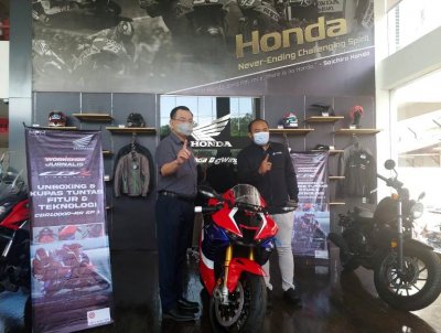 Suwito M Presiden Direktur MPM Honda Jatim &amp; Yanuar Achmad Big Bike Manager MPM. Memecah rekor, menjual unit motor dengan harga tinggi, setelah Gold Wings.