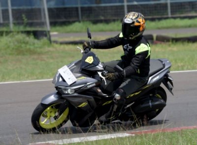 Yamaha All New Aerox 155 Connected. Performa mesin, fitur &amp; refresh tampilan desain bodinya, makin kuat menjadi magnet masyarakat luas.