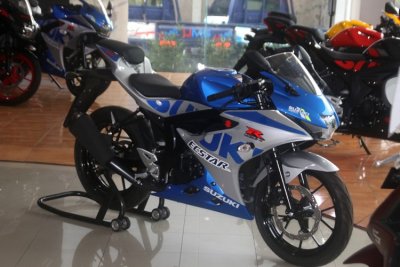 Suzuki GSX R150. Tampil dengan livery Team Suzuki Ecstar Moto GP, kuat pengaruhi pribadi sporty untuk meminangnya.