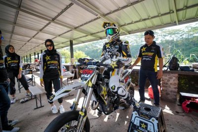 Mevans Sanggramawijaya rider Onesixeight Racing Team. Terus semangat beradaptasi &amp; mencari final seting terbaru Husqvarna FS 450 versi 2020. 