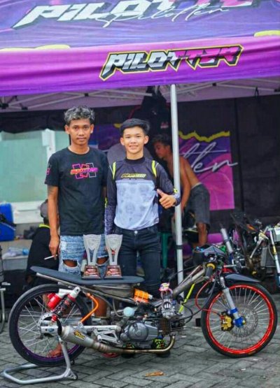 Jeweng Asisten Farid &amp; Rider Ilham Kate. Puas dengan gelar sleep engine 200 cc terkencang, hasil inovasi, riset &amp; korekan Farid TJS, Papar, Kediri. 