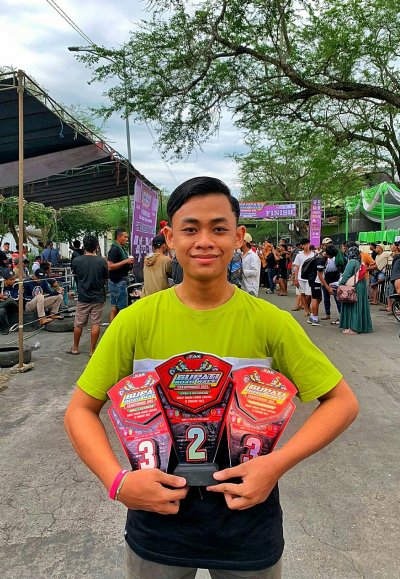 Faiz Lamoza Rider Beton Mas Racing Team, Bondowoso. Improve makin tajam, brilian mengambil keputusan di waktu yang tepat. 