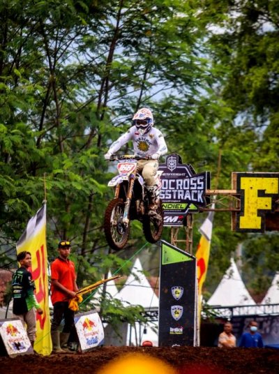 Mevans Sanggramawijaya - Onesixeight Motocross Team. Kunci gelar sebagai The King of Mud Race sepanjang perjalanan kompetisi motocross 2021.