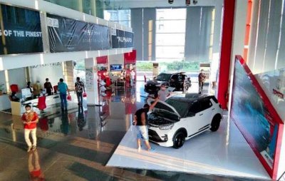 Diler Auto 2000 Kertajaya, Surabaya. Antusias didatangi loyalis Toyota, untuk melihat lebih dekat sosok &amp; fitur terbaru Raize. 