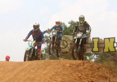 Kelas Komunitas Motocross Indonesia. Hadirkan sinyalemen kuat, terkait tekad &amp; kemauan keras penghobinya. 