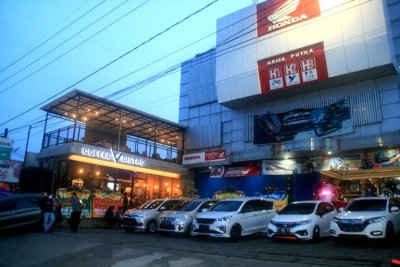 Coffe V Bistro, Peterongan, Jombang : REPRESENTATIF TONGKRONGAN MILENIAL MULTI SEGMEN