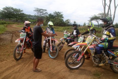 Yusuf Irawan Instruktur Darul Ulum Agung MX Training, Malang. Membakar semangat crosser calon young guns, dalam sesi training skill.