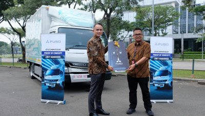 Bayu Aprizal General Manager of Product Strategy PT. Krama Yudha Tiga Berlian Motors &amp; Zaratul Khairi Operation Division Head PT. Trimitra Trans Persada (B-Log). Menguji coba performa eCanter di Jakarta, demi mendukung program ramah lingkungan.  