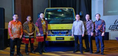 Salah satu acara FUSO Euro-4 Regional Launching di Kota Medan, Sumatera Utara.  Sisi Kiri Truk: Management PT. Krama Yudha Tiga Berlian Motors, Novian Taufiq General Manager Sales Planning Unit, PT. Krama Yudha Tiga Berlian Motors, Aji Jaya Vice President of Sales &amp; Marketing Division PT. Krama Yudha Tiga Berlian Motors, Kei Kubota Sales and Marketing Director PT. Krama Yudha Tiga Berlian Motors &amp;  Management Dealer.