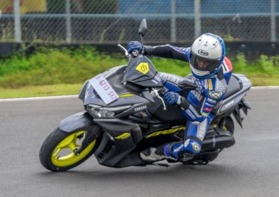 Galang Hendra Pratama Rider Binaan Yamaha Racing Indonesia (YRI). Menguji coba performa menyeluruh All New Aerox 155 Connected di sirkuit Sentul Kecil, Bogor.