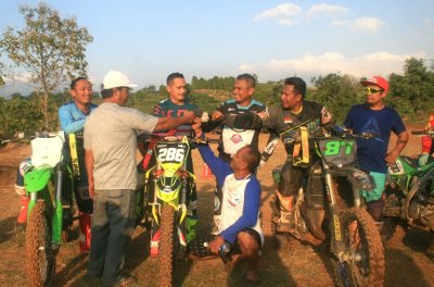 Crosser Executive Jatim. Mengapresiasi Ridho Tri Putranto, turut berpartisipasi menggairahkan motocross di Jatim.