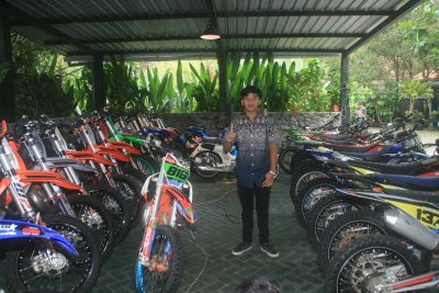 Koko Indra Crosser Darul Ulum Agung MX Training, Malang. Serius menjalani proses adaptasi di kelas MX125 cc, dengan pencapaian terus meningkat.