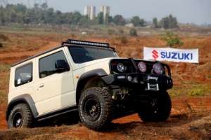 Suzuki Jimny. Kondisi standarnya cukup mumpuni menghajar medan off road.