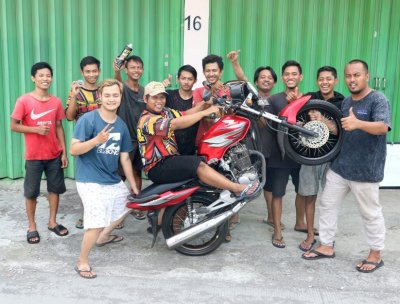 Squad RAT Motosport Sidoarjo. Selebrasi atas kesuksesan proyek New Mega Pro milik Emka Ulil bertipikal long stroke.