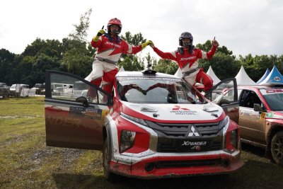 Rifat Sungkar bersama mitsubishi xpander AP4 juara.