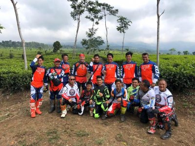 Belalang Tempur Sport Club Jatim. Kumpulan mantan pelaku otomotif kawak Jatim, sebagai alternatif berolahraga di masa pandemi &amp; optimis embrio berkembang pesat.