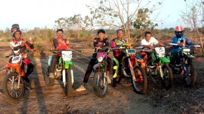 H. Arib, H. Suryono, Masduki. Tampil sebagai penggerak Komunitas Massak Attas Motor, Bangkalan, yang siap eksis dengan berbagai kegiatan positif. 