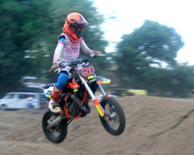 Muhamad Rizqy Raditya - Crosser 65 cc Rizqy Motor Boss Mild MX-GTX Team, Pasuruan : JENIUS, GAYA BALAPNYA SULIT DITEBAK, MACAM AKSI VALENTINO ROSSI