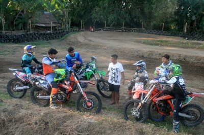 Squad Rizqy Motor Boss Mild MX-GTX Team, Pasuruan. Menghadirkan energy positif, merangsang minat &amp; bakat crosser untuk training skill bersama. 