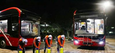 Pagi sebelum beroperasi, Suroboyo Bus mandi desinfektan dulu.