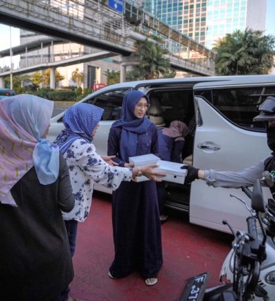 Bunda Litta Rahmawati owner Onesixeight Racing Team. Terus terpacu melangsungkan kegiatan sosial, sebagai bentuk kepedulian kepada masyarakat yang terdampak pandemi Covid-19.