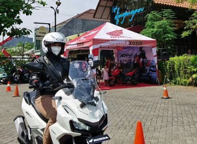 Antusias Warga Surabaya Rasakan Performa New Honda ADV 160