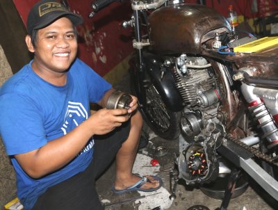 Fikri RAT Motosport, Sidoarjo. Kembali rubah siklus kontak pick up coil &amp; fulser, sempurnakan pembakaran mesin long stroke.